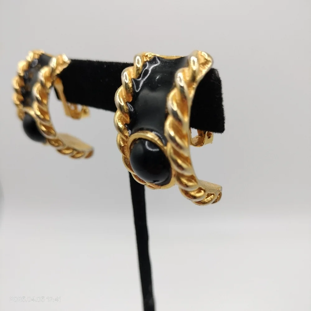 Women's Swirl Gold Tone and Black Enamel Clip On Earrings Luxury Formal Classic - Picture 3 of 11